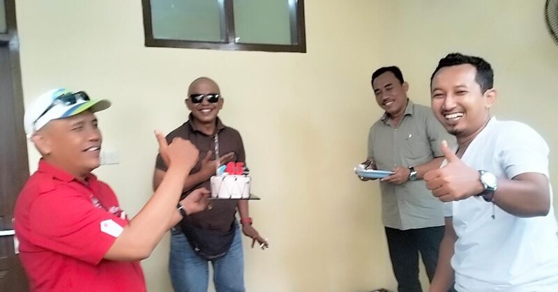 Lurah Binong dan Forum RW Berikan Surprise Ulang Tahun untuk Ketua RW 016 di Hari Pahlawan