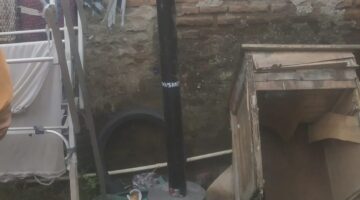 Warga Desa Sarakan Keluhkan Kabel Wi-Fi Berantakan dan Tiang Tanpa Izin