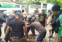 Lurah Binong Bersama Forum RW : Gotong Royong Bersihkan Saluran Air di Jalan Raya Binong dan Galuga