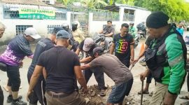 Lurah Binong Bersama Forum RW : Gotong Royong Bersihkan Saluran Air di Jalan Raya Binong dan Galuga