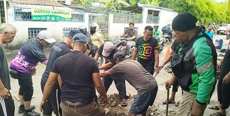 Lurah Binong Bersama Forum RW : Gotong Royong Bersihkan Saluran Air di Jalan Raya Binong dan Galuga
