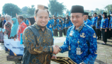 General Manager PT. Geo Dipa Unit Dieng, Herdian Ardi Febrianto menyerahkan penghargaan kepada kepala sekolah yang aktif mengedukasi program pengembangan panas bumi.(foto/doc)