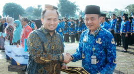 General Manager PT. Geo Dipa Unit Dieng, Herdian Ardi Febrianto  menyerahkan penghargaan kepada kepala sekolah yang aktif mengedukasi program pengembangan panas bumi.(foto/doc)