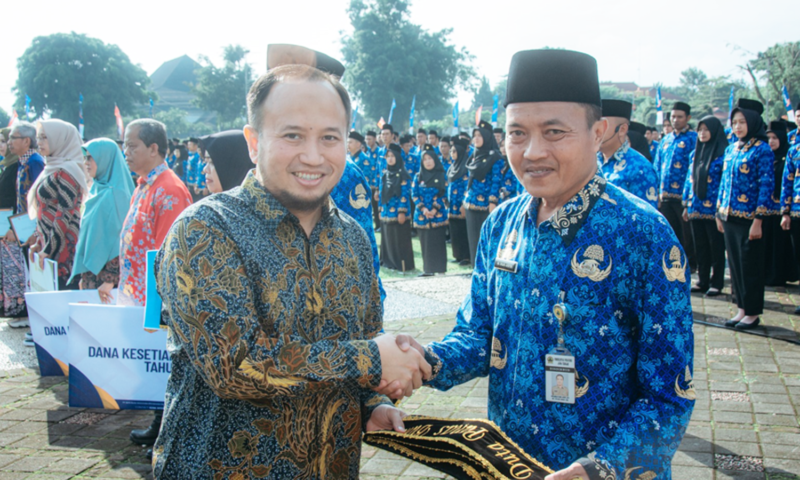 General Manager PT. Geo Dipa Unit Dieng, Herdian Ardi Febrianto menyerahkan penghargaan kepada kepala sekolah yang aktif mengedukasi program pengembangan panas bumi.(foto/doc)
