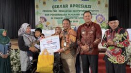 HCF Manager PT Geo Dipa Energi (Persero) Unit Dieng Ahmad Riyan Suryansyah bersama Wakil Bupati Wonosobo, Amir Husain menyerahkan bantuan pendidikan kepada siswa disabilitas dan kurang mampu.(foto/doc)