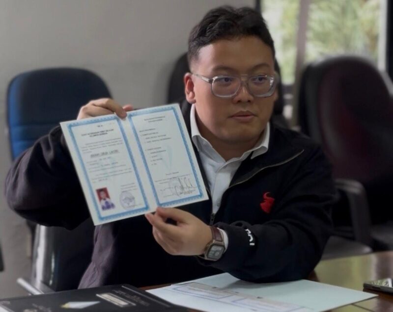 Disoal Publik, Abraham Garuda Laksono Datangi KPU Banten Bawa Seluruh Ijazah Asli