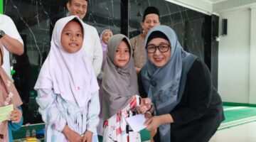 Wabup Intan Hadiri Penyerahan Santunan 115 Anak Yatim Piatu Yayasan Baitul Yatama Masjid Jami Sabilal Muhtadin Pagedangan 