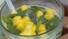 Dawet ayu adalah minuman tradisional khas dari Kabupaten Banjarnegara, Jawa Tengah, yang terkenal dengan perpaduan rasa manis gula aren, gurih santan, dan aroma pandan yang segar. Minuman ini berbahan dasar cendol tepung beras/tapioka berwarna hijau alami, gula jawa cair, santan, dan seringkali durian, disajikan dingin dengan es batu. (foto/doc)