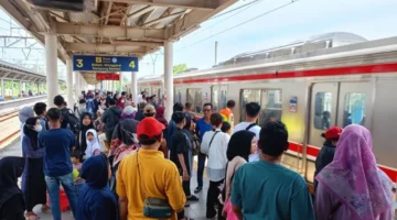 Warga Jabodetabek padati KRL untuk silaturahmi rayakan Lebaran