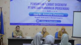 Bupati Banjarnegara memberikan arahan kepada Pejabat BPR BKK Mandiraja(Foto/doc)