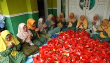 Warga RW 07 Binong Salurkan 45 Paket Sembako Lewat Program Jumat Berkah