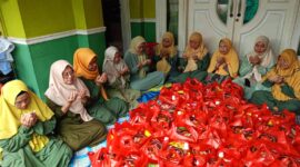 Warga RW 07 Binong Salurkan 45 Paket Sembako Lewat Program Jumat Berkah