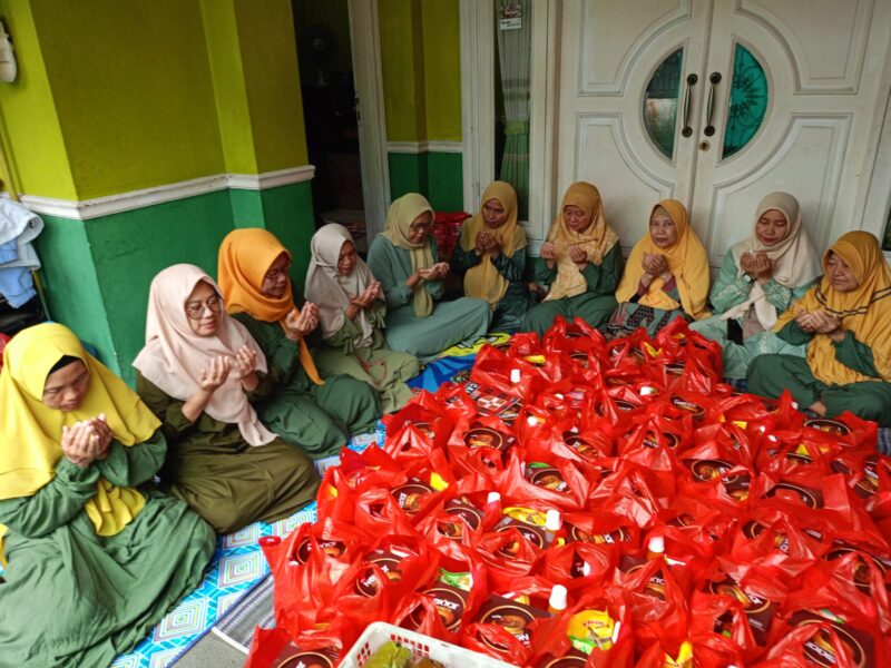 Warga RW 07 Binong Salurkan 45 Paket Sembako Lewat Program Jumat Berkah