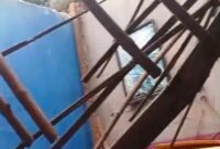 Atap Rumah Ambruk di Curug Kulon, Korban Mengungsi Sebulan Lebih, Bantuan Belum Jelas