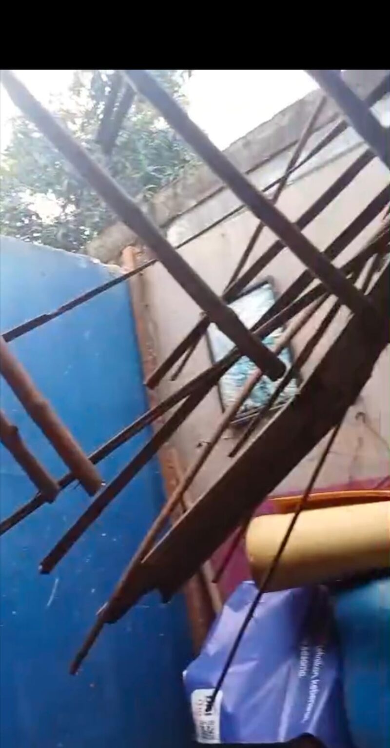 Atap Rumah Ambruk di Curug Kulon, Korban Mengungsi Sebulan Lebih, Bantuan Belum Jelas