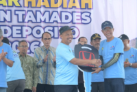 Komisaris Utama BPR BKK Jateng (Perseroda) menyerahkan secara simbolis kepada Kepala Kantor  Cabang BPR BKK Mandiraja  Sigiy.(foto/doc)