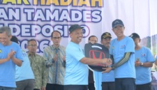 Komisaris Utama BPR BKK Jateng (Perseroda) menyerahkan secara simbolis kepada Kepala Kantor  Cabang BPR BKK Mandiraja  Sigiy.(foto/doc)