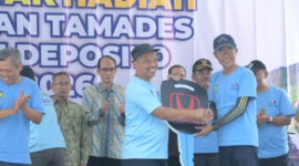 Komisaris Utama BPR BKK Jateng (Perseroda) menyerahkan secara simbolis kepada Kepala Kantor  Cabang BPR BKK Mandiraja  Sigiy.(foto/doc)