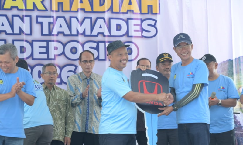 Komisaris Utama BPR BKK Jateng (Perseroda) menyerahkan secara simbolis kepada Kepala Kantor Cabang BPR BKK Mandiraja Sigiy.(foto/doc)