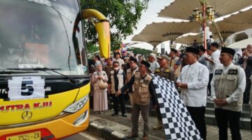 Ketua DPRD Kabupaten Tangerang H. Amud Lepas Jemaah Haji 