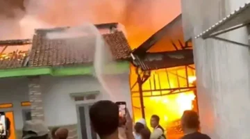 Kebakaran Hebat Hanguskan Rumah dan Bangunan Diduga Gudang Limbah di Cikarang Barat