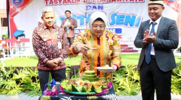 Hadiri Tasyakuran Purnawiyata Dan Pentas Seni SD Negeri Peusar Tigaraksa. Wabup Intan Merasa Bahagia