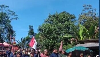 Ribuan Pengunjung Padati Puncak Suroloyo, Ikuti Tradisi Kirab dan Jamasan Pusaka