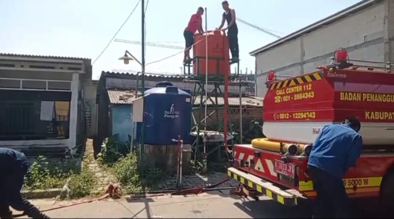 BPBD Kabupaten Tangerang Salurkan Air Bersih untuk 85 KK Terdampak Kemarau di Desa Cirarab