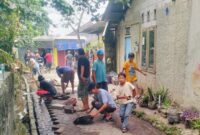 Gotong -Royong Warga Kp. Cijengir, Bersihkan Drainase secara Swadaya
