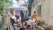 Gotong -Royong Warga Kp. Cijengir, Bersihkan Drainase secara Swadaya