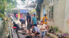 Gotong -Royong Warga Kp. Cijengir, Bersihkan Drainase secara Swadaya