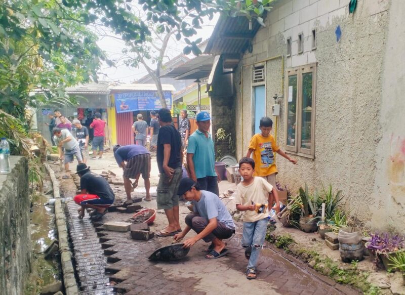 Gotong -Royong Warga Kp. Cijengir, Bersihkan Drainase secara Swadaya