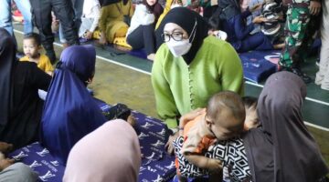 Wabup Intan Tinjau  Penanganan Warga Terdampak Asap Kebakaran TPA Jatiwaringin