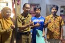 Kepala Dinas Pendidikan, Kepemudaan dan Olahraga Yusuf Agung Prabowo mengunjungi Alim di rumahnya