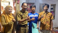 Kepala Dinas Pendidikan, Kepemudaan dan Olahraga Yusuf Agung Prabowo mengunjungi Alim di rumahnya