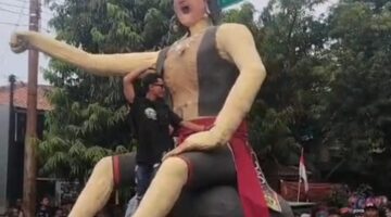 Ribuan Warga Jatibarang Tumpah-ruah, Saksikan Karnaval HUT RI ke-81 Yang Meriah