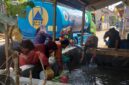 Warga terdampak kekeringan mengambil air droping dari BPR BKK Mandiraja (doc/BKK)