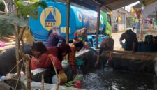 Warga terdampak kekeringan mengambil air droping dari BPR BKK Mandiraja (doc/BKK)