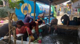 Warga terdampak kekeringan mengambil air droping dari BPR BKK Mandiraja (doc/BKK)