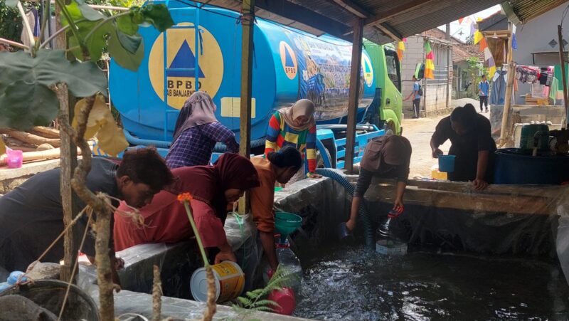 Warga terdampak kekeringan mengambil air droping dari BPR BKK Mandiraja (doc/BKK)