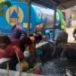 Warga terdampak kekeringan mengambil air droping dari BPR BKK Mandiraja (doc/BKK)