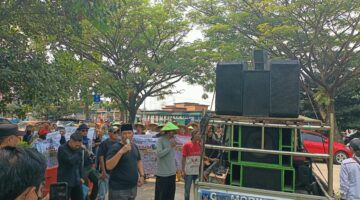 Sawah Retak, Hati Terluka: Amuk Petani Tangerang di Depan kantor Dinas Pertanian 