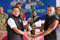 Ketua Umum IPDA, Arifin Kusuma Wardani, S.Sos., M.A menyerahkan secara simbolis bibvit tanaman aren kepada Kepala Desa Gununggiana, Kecamatan Madukara.(foto/doc)