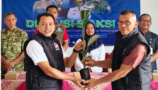 Ketua Umum IPDA, Arifin Kusuma Wardani, S.Sos., M.A menyerahkan secara simbolis bibvit tanaman aren kepada Kepala Desa Gununggiana, Kecamatan Madukara.(foto/doc)