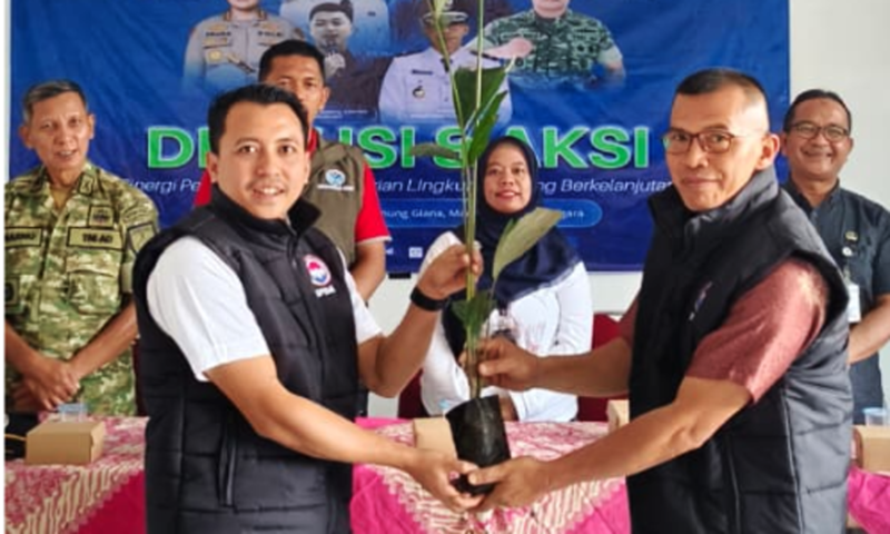 Ketua Umum IPDA, Arifin Kusuma Wardani, S.Sos., M.A menyerahkan secara simbolis bibvit tanaman aren kepada Kepala Desa Gununggiana, Kecamatan Madukara.(foto/doc)